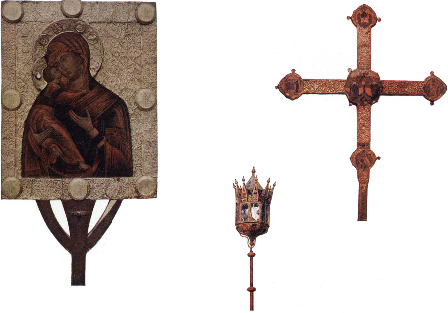 С. М. Прокудин-Горский. Крест, фонарь и икона, несённые во время крестного хода 14 марта 1613 года. 1910 г.
