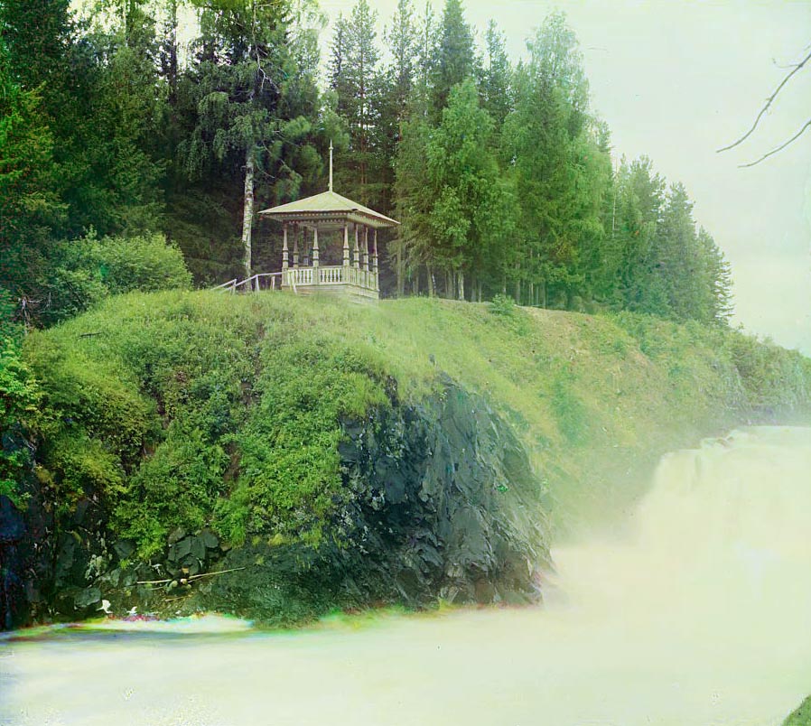 Беседка у водопада Кивач.