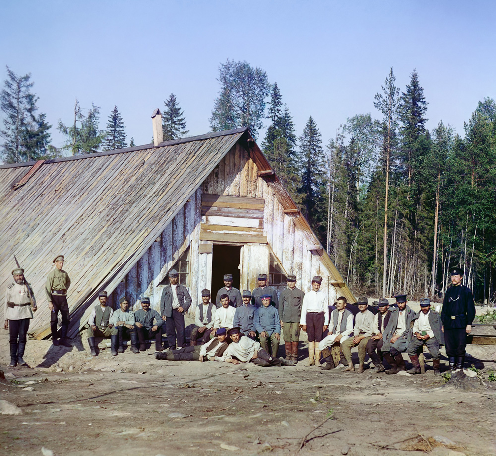 Военнопленные австрийцы у барака [около станции Кивач].