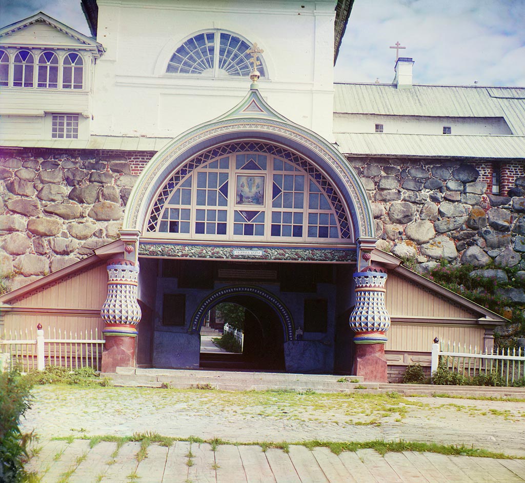 С. М. Прокудин-Горский. Святые ворота под Благовещенской церковью. Вид со стороны гавани  Благополучия. 1916 год