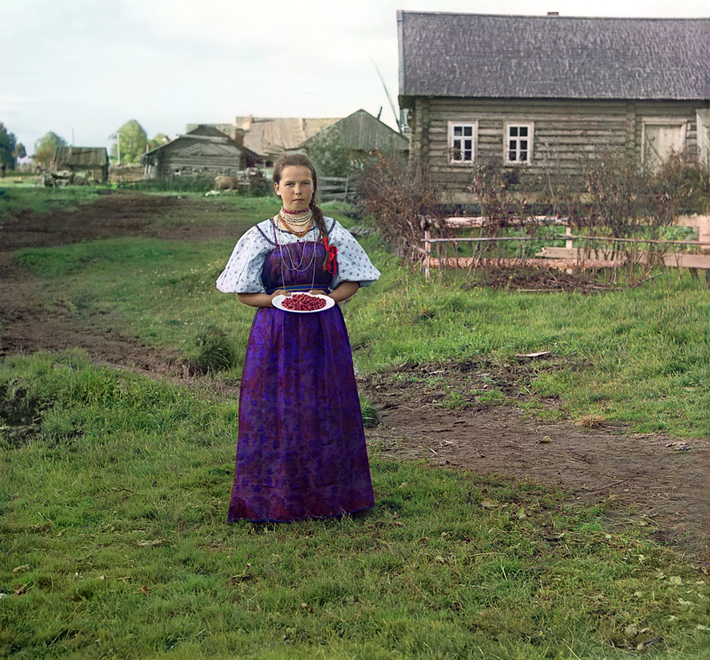 С. М. Прокудин-Горский. Девушка с земляникой. [Нижняя Топорня. Река Шексна.] 1909 год