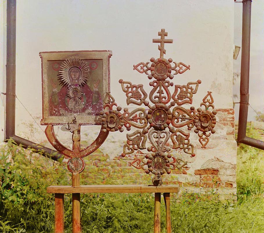 С. М. Прокудин-Горский. Запрестольный крест и икона [Божьей Матери «Знамение»] в церкви Преображения. [Пидьма.] 1909 год