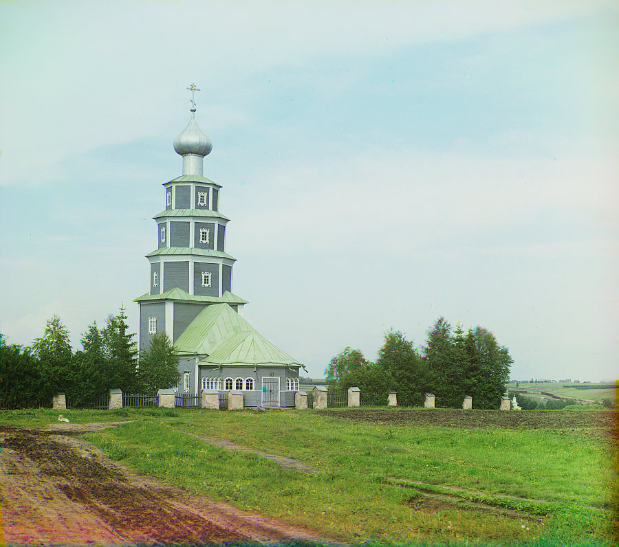 Старинная церковь Тихвинской Божьей Матери на правом берегу Тверцы.