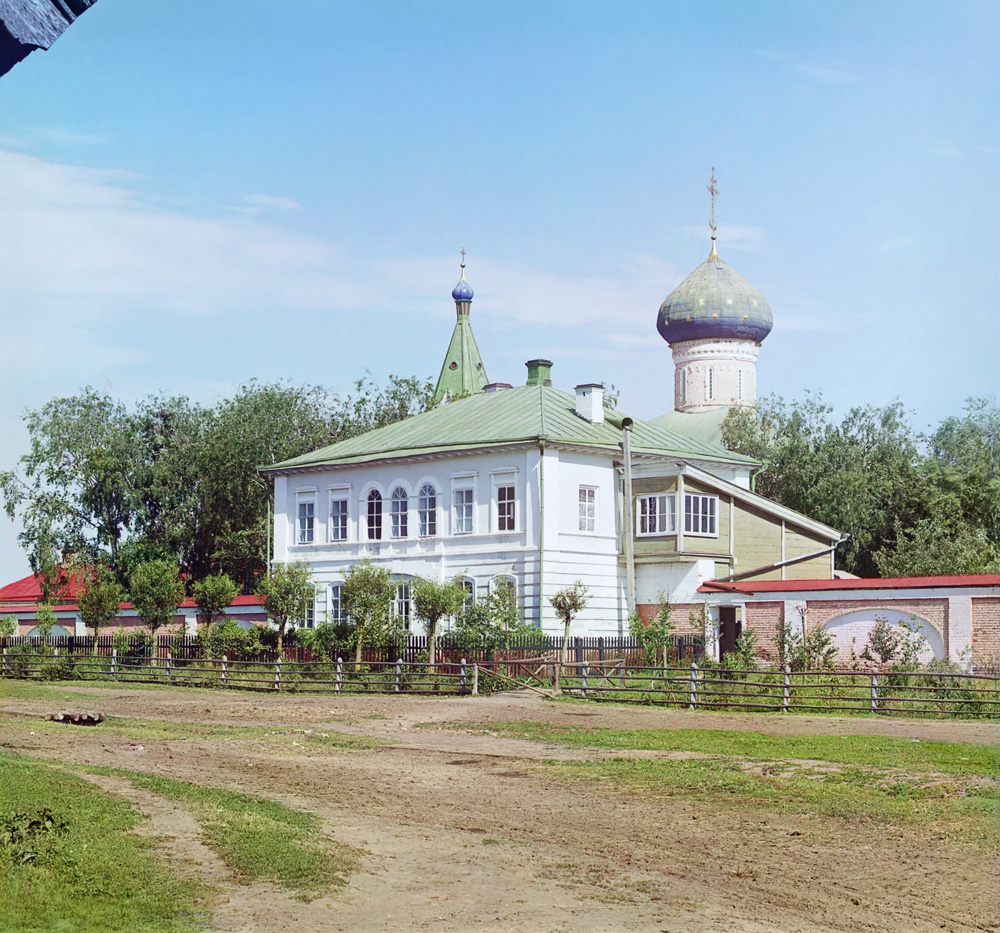 С. М. Прокудин-Горский. Вход в Оршский монастырь и дом игуменьи. 1910 год