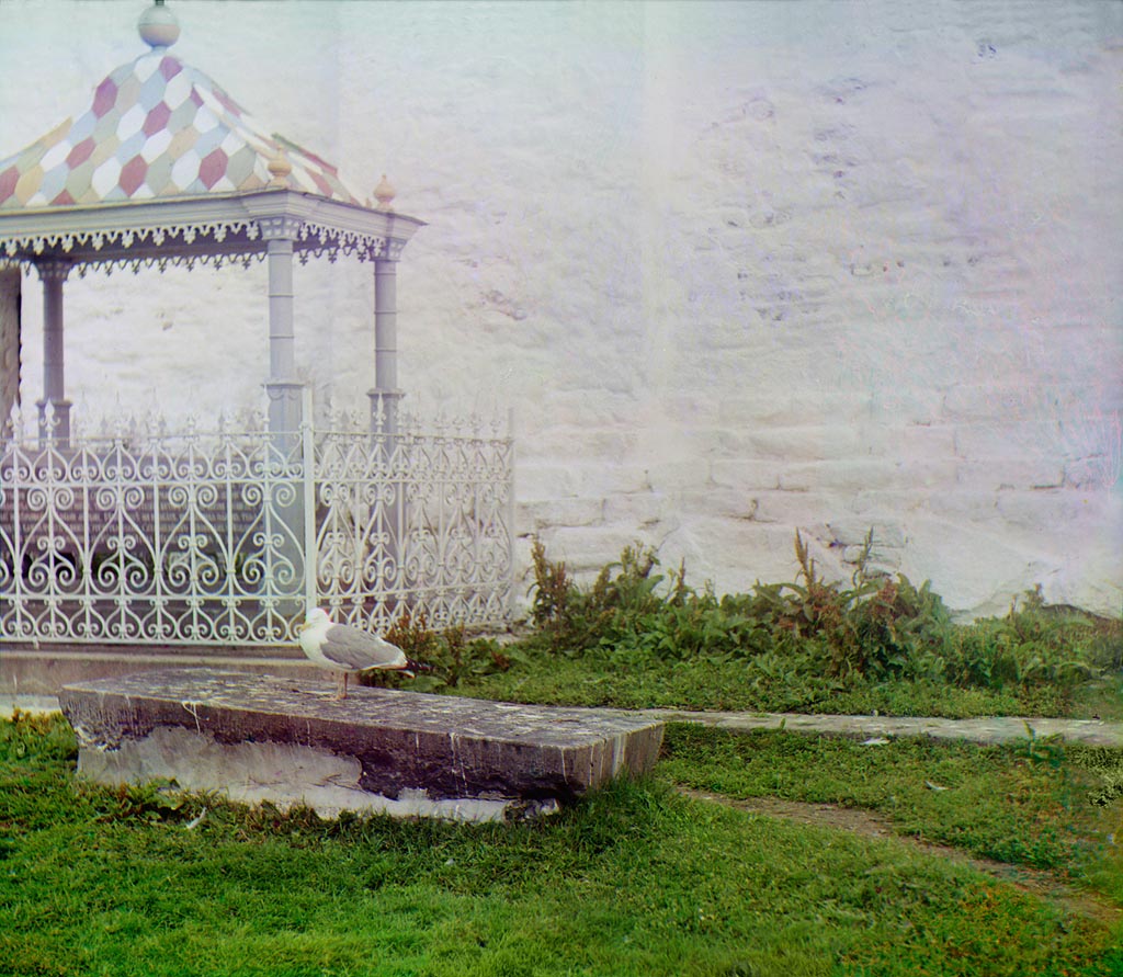 Памятник над могилой Авраамия Палицына и могила Петра Кальнишевского у южной стены Спасо-Преображенского собора. Соловецкий монастырь.
