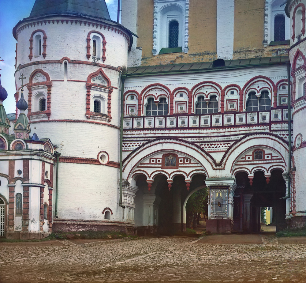 С. М. Прокудин-Горский. Деталь входа в Борисоглебский монастырь. 1911 год