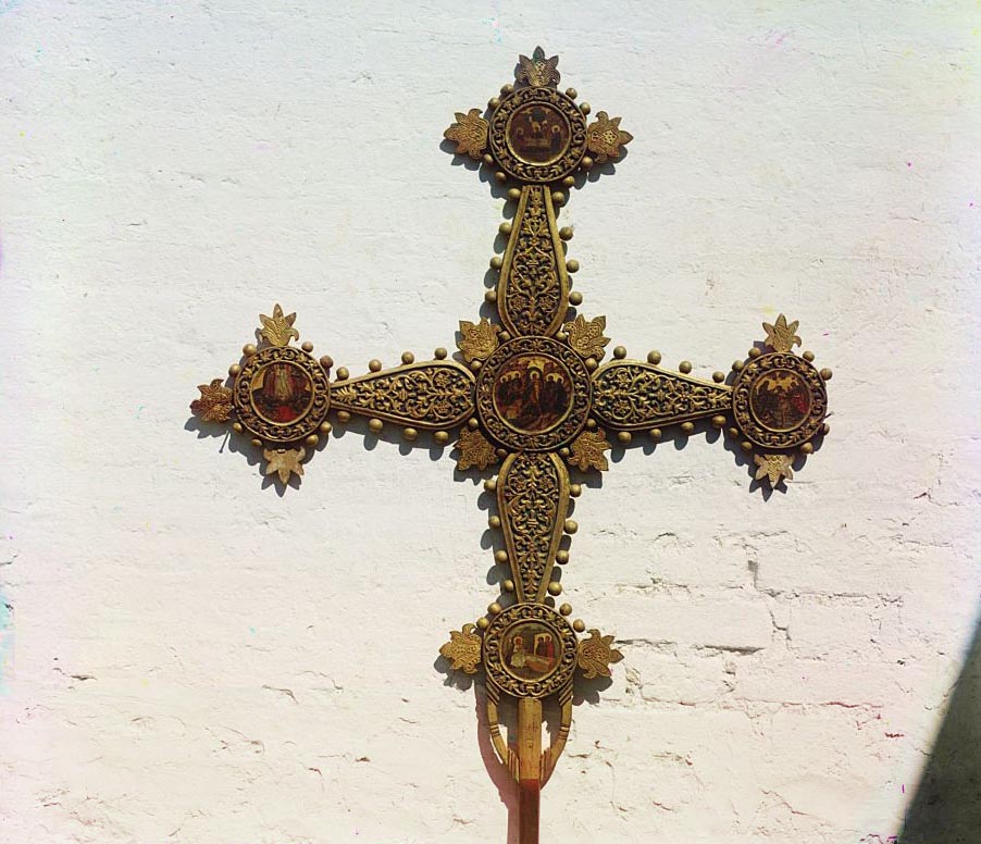 С. М. Прокудин-Горский. Запрестольный крест в церкви Иоанна Златоуста. Времен первых Романовых. 1911 год