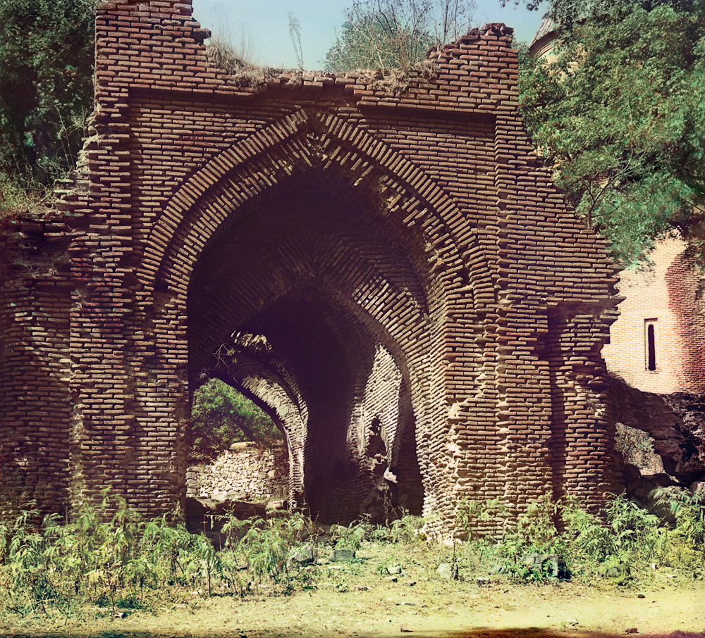 С. М. Прокудин-Горский. Арка перед входом в Тимотис-Убанский монастырь. 1912 г.