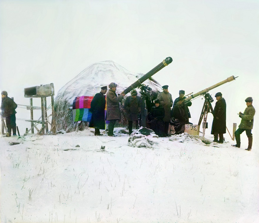 С. М. Прокудин-Горский. Наблюдение солнечного затмения 1/I 1907 г. близ ст. Черняево в горах Тянь-Шаня над Салюктинскими копями. 1 января 1907 года С. М. Прокудин-Горский. Наблюдение солнечного затмения 1/I 1907 г. близ ст. Черняево в горах Тянь-Шаня над Салюктинскими копями. 1 января 1907 года