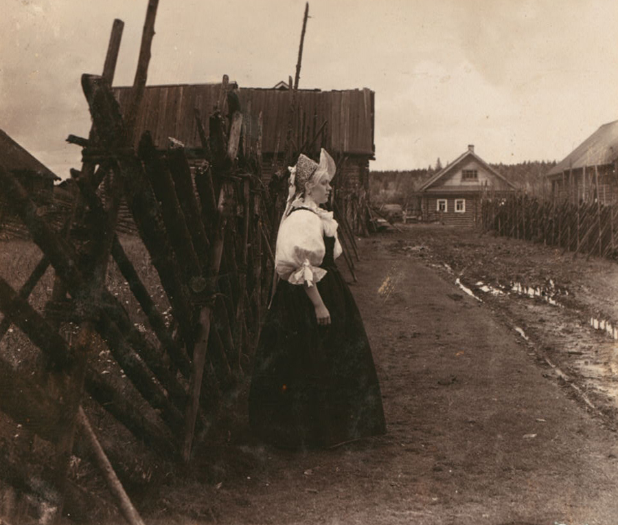 С. М. Прокудин-Горский. Вид старинного крестьянского костюма сбоку. 1909 год