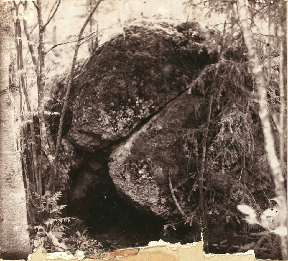 С. М. Прокудин-Горский. Пещера в лесу близ Сувалды. 1909 год