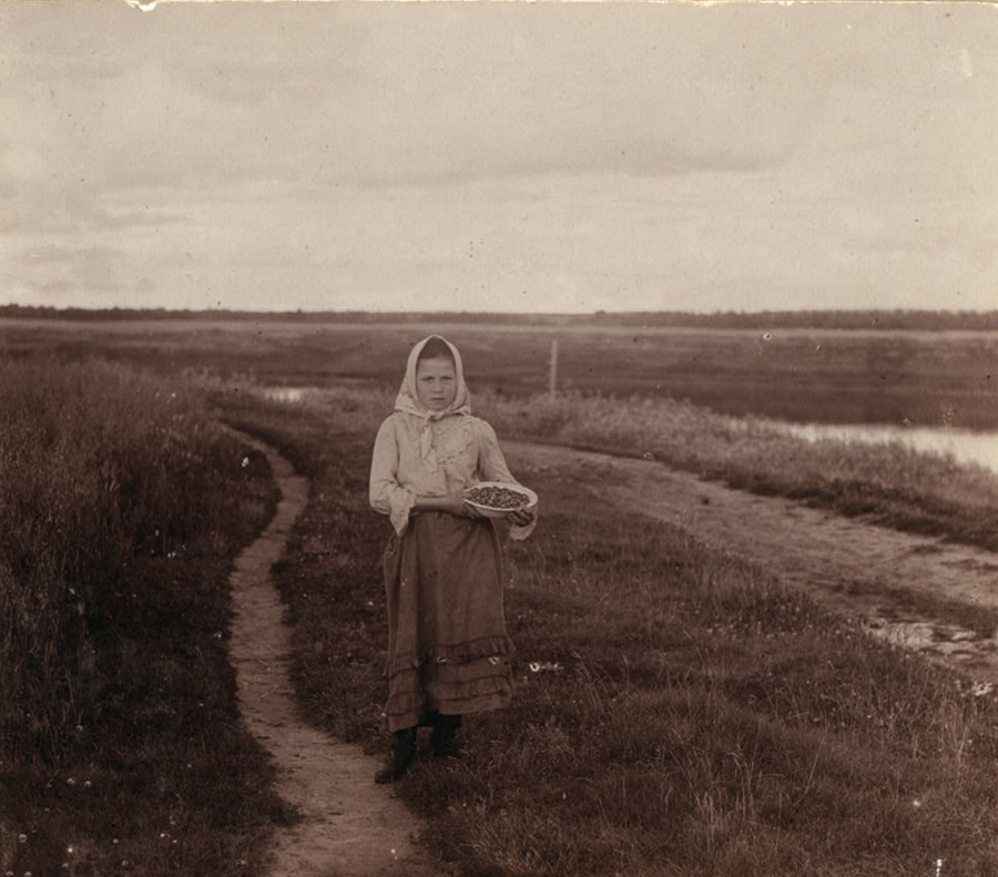 С. М. Прокудин-Горский. Девочка с земляникой. [Река Шексна.] 1909 год