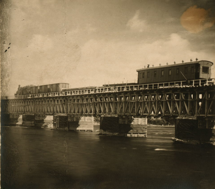 С. М. Прокудин-Горский. Ледорезы того же моста. / [Ледорезы ж.д. моста через реку Кемь.] 1916 год