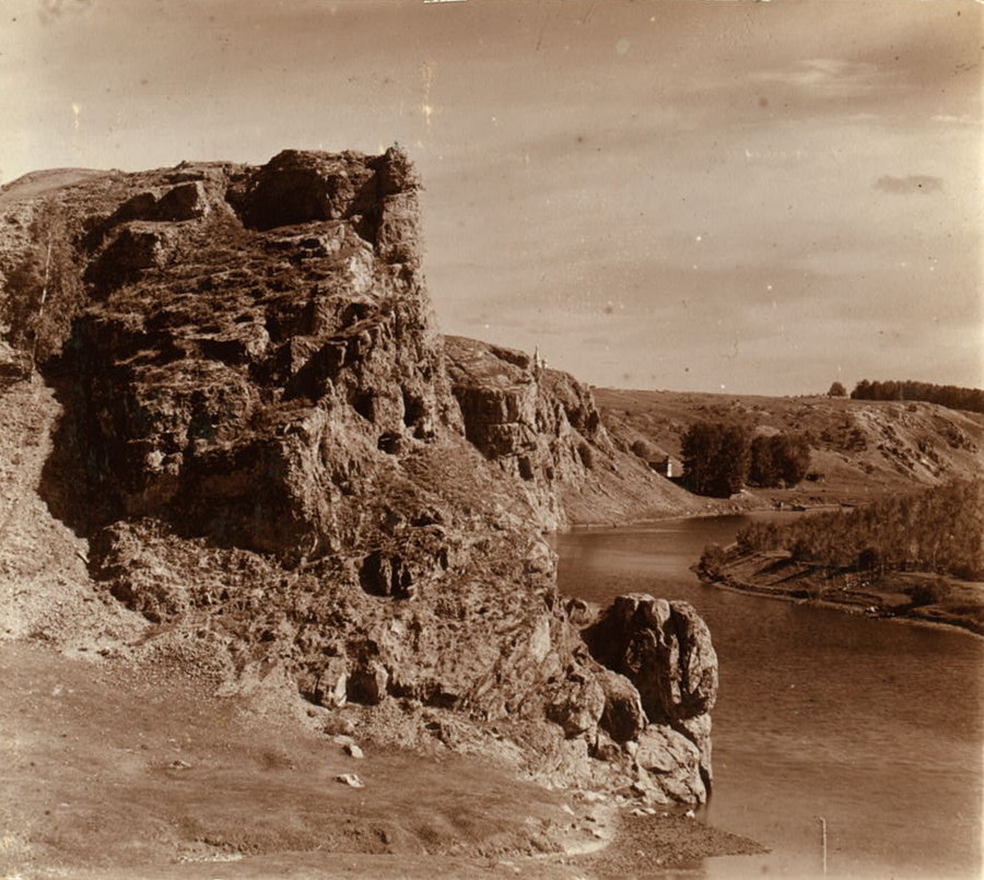 С. М. Прокудин-Горский. На реке Исети. [Скала] Три пещеры. 1909 год
