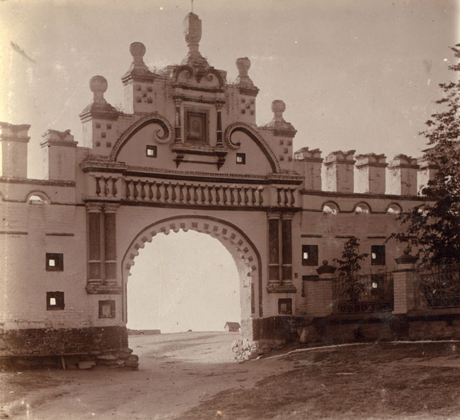 С. М. Прокудин-Горский. Кремлевские ворота с бойницами около Троицкого собора в Верхотурье. 1909 г.