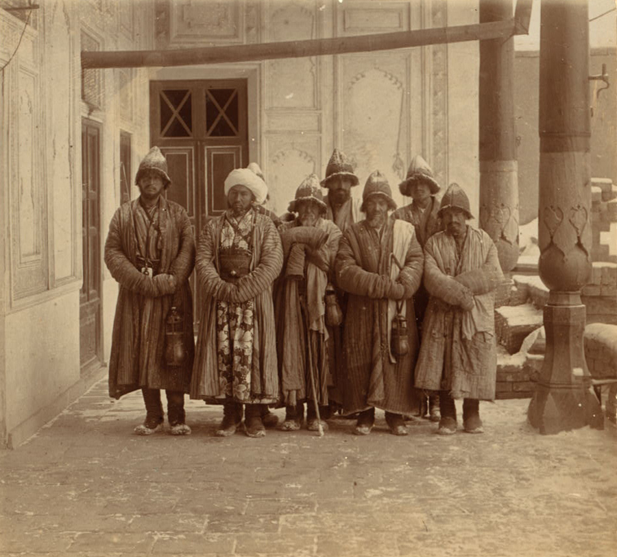 С. М. Прокудин-Горский. Монахи (дуване) в Каландар-Ханэ. Самарканд. 1907 г., январь