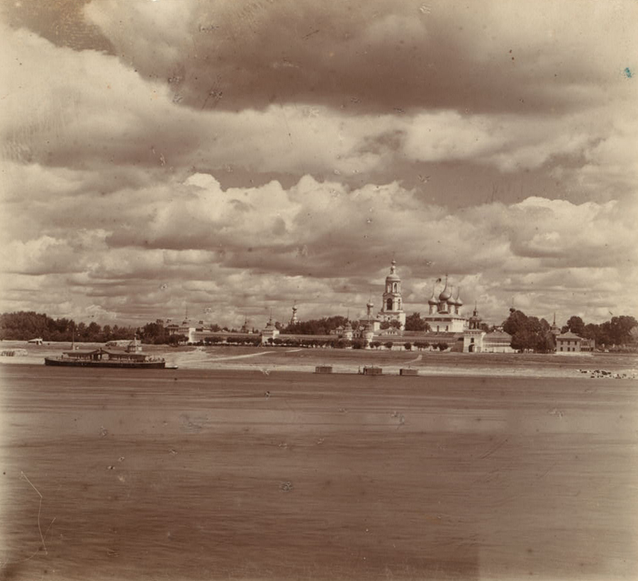 С. М. Прокудин-Горский. Общий вид Толгского монастыря с правой стороны Волги. 1910 год