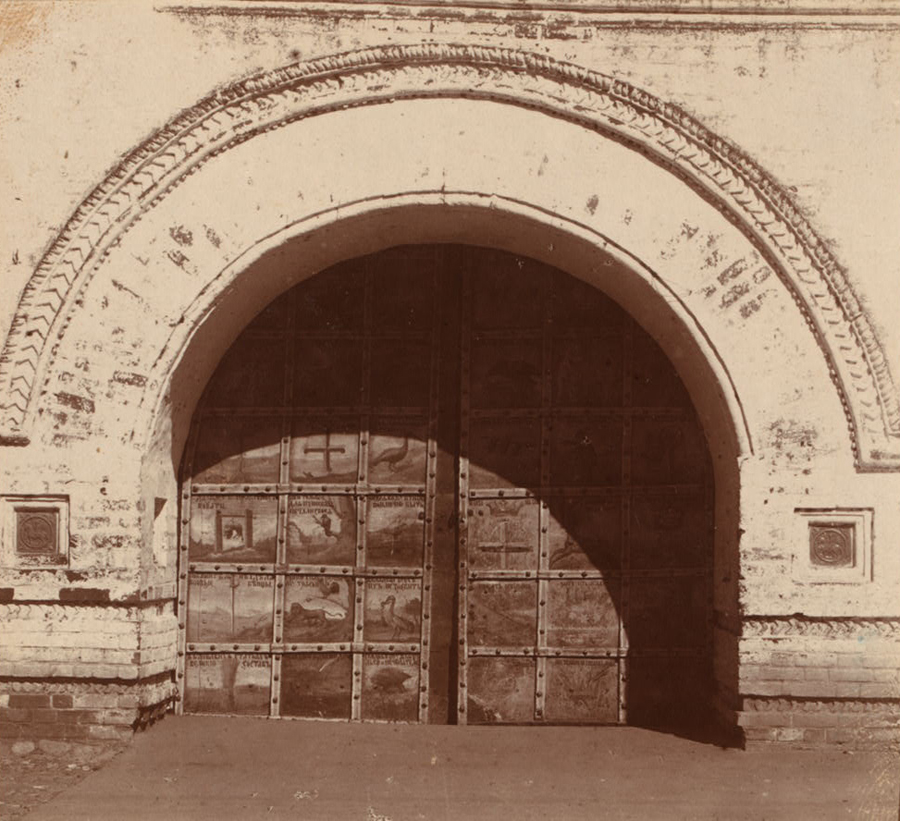 С. М. Прокудин-Горский. Врата под церковью Воскресения Христова (снаружи, внизу). 1911 год
